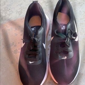 Nike Black and White Sneakers Sleek Design Everyday Wear SOLD
